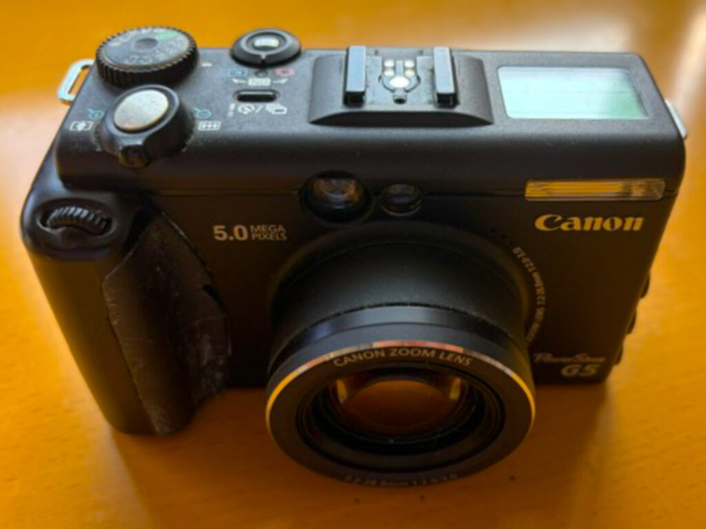 テーブルに置かれたCanon PowerShot G5